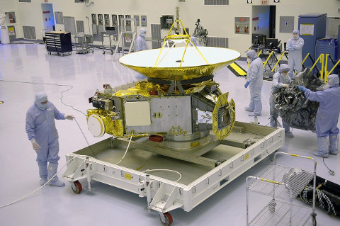De New Horizons ruimtesonde in aanbouw