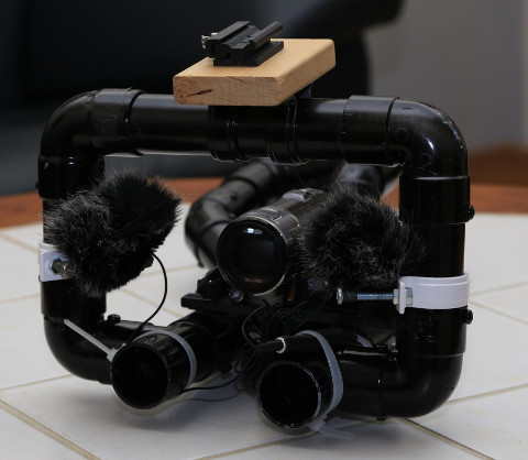 Panasonic camera met statief en ORTF microfoonopstelling